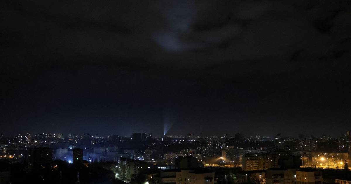 Ataques russos na Ucrânia deixam milhares de pessoas sem eletricidade