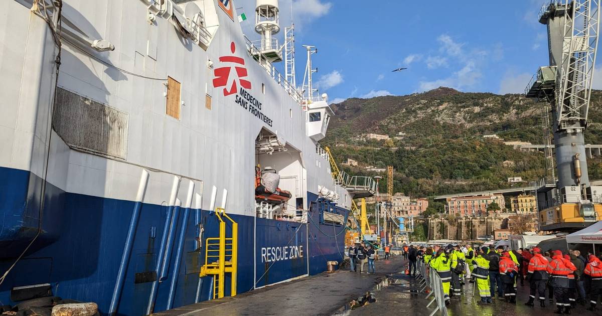 Migrações: primeiro navio de resgate atraca em Itália depois de adotadas novas regras
