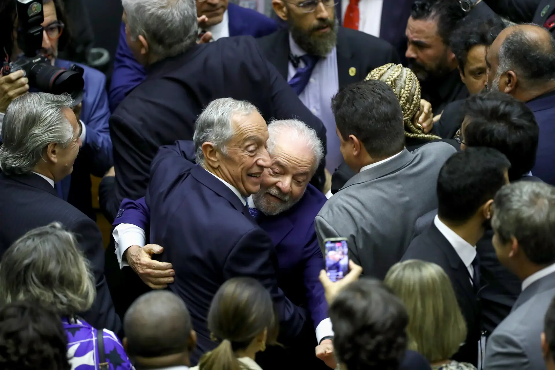 O abraço entre os chefe de Estado de Portugal e do Brasil depois da posse de Lula da Silva