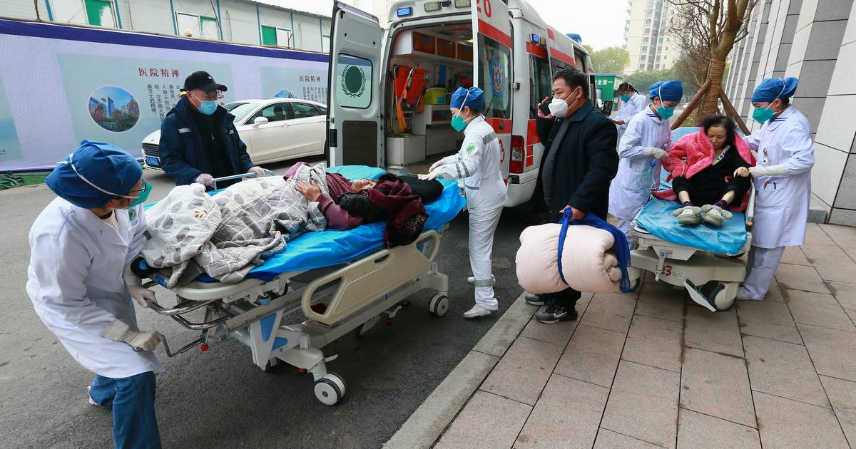 Covid-19: hospitais de Xangai sobrecarregados face a fluxo de pacientes
