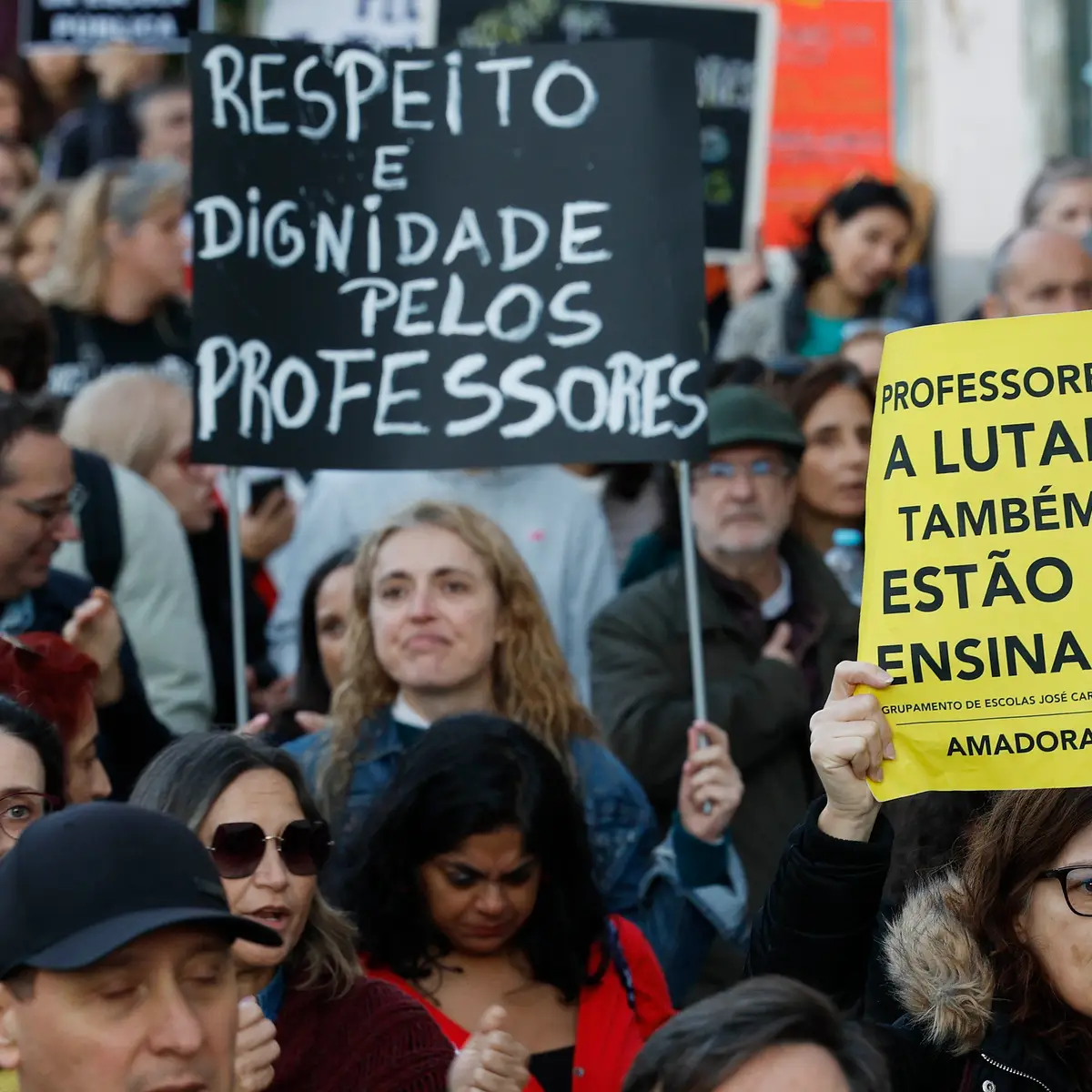 Centenas de professores e auxiliares em protesto e escolas