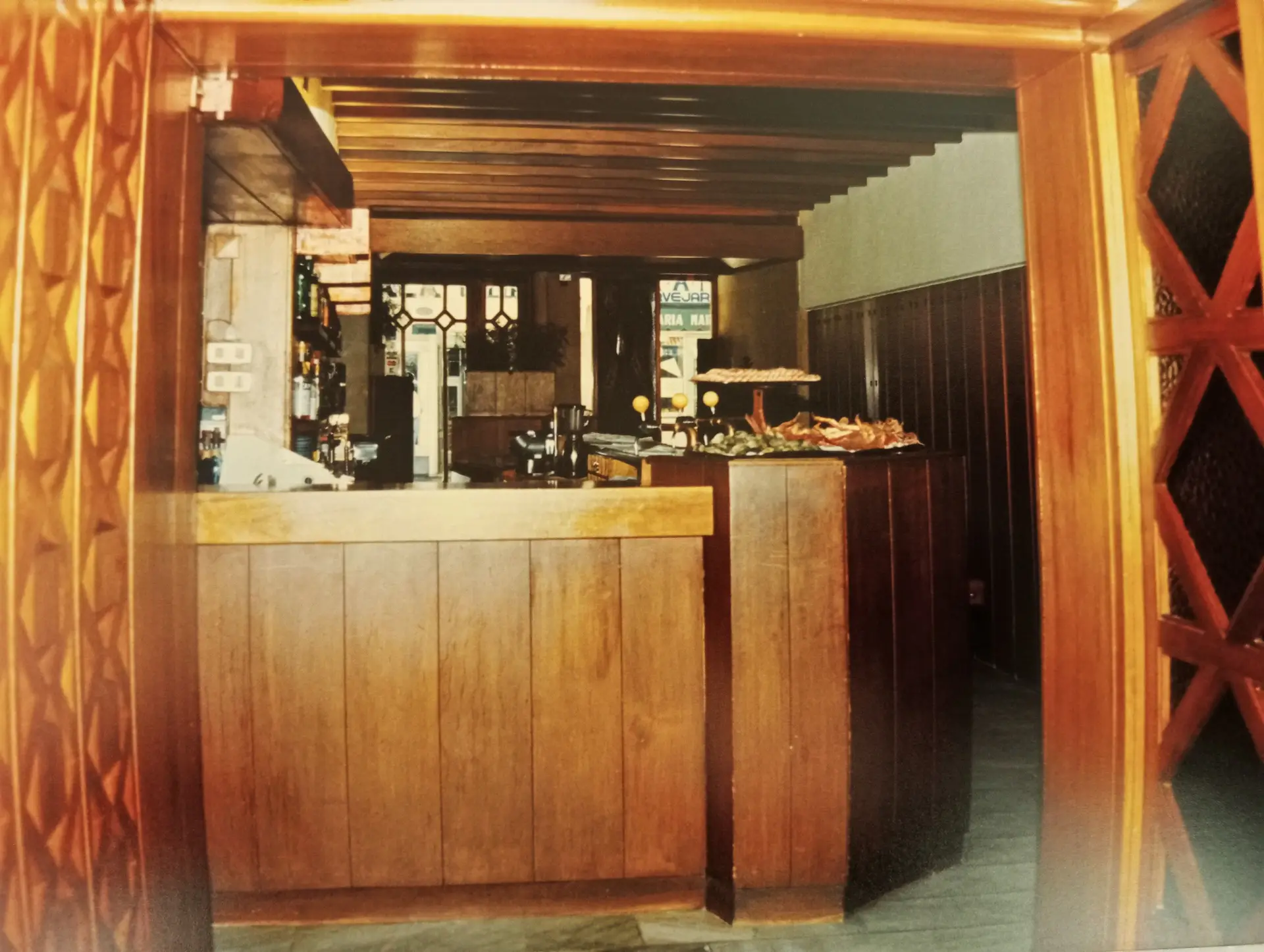 Bar do Gambrinus em 1986 com pequena exposição de marisco