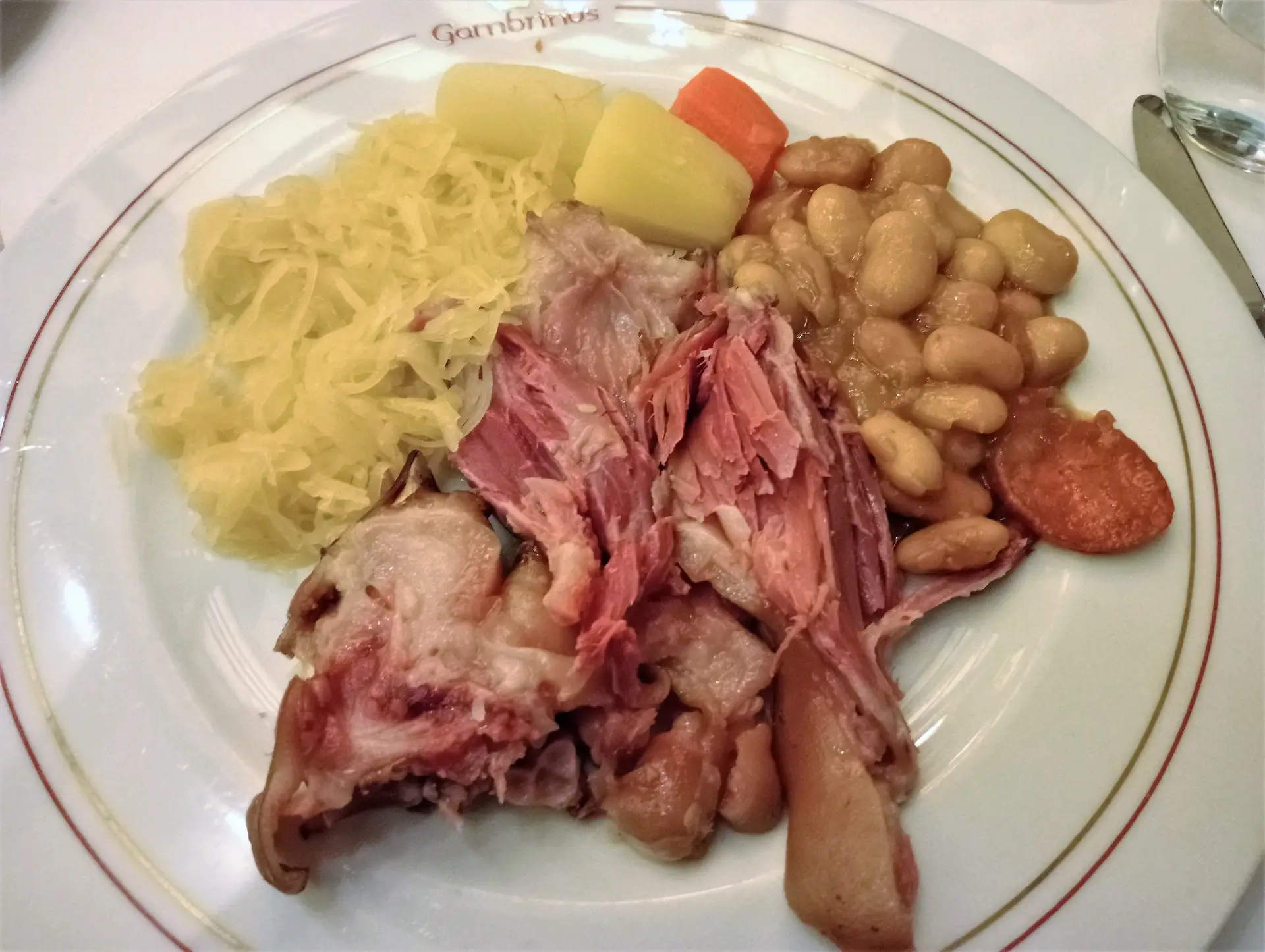 Eisbein com chucrute, um clássico do Gambrinus