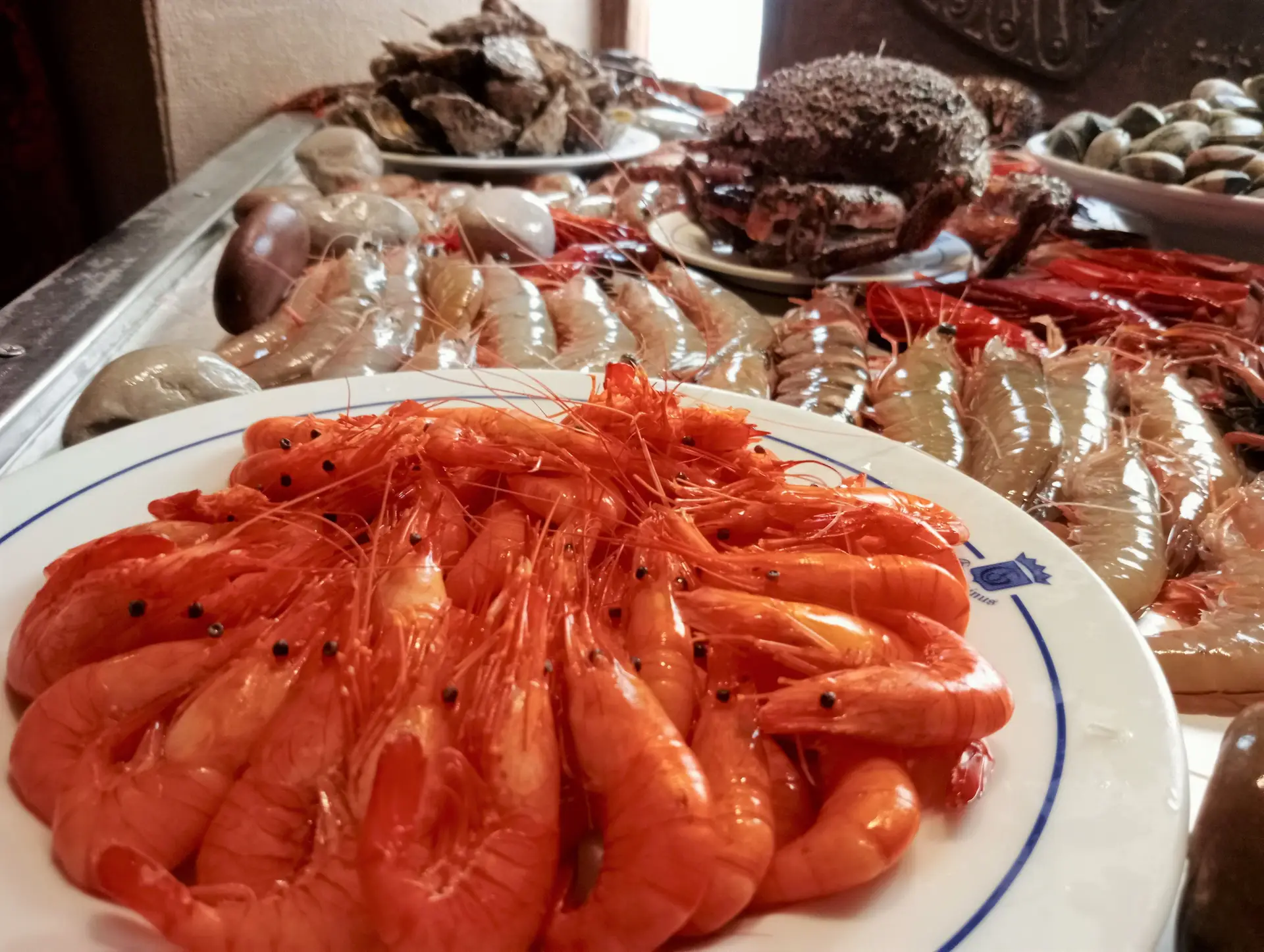 Espreite a banca de mariscos