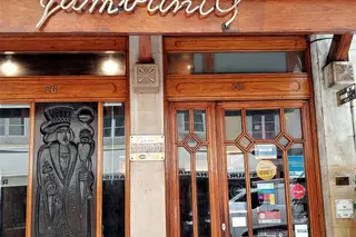 Fachada e entrada pela Rua das Portas de Santo Antão