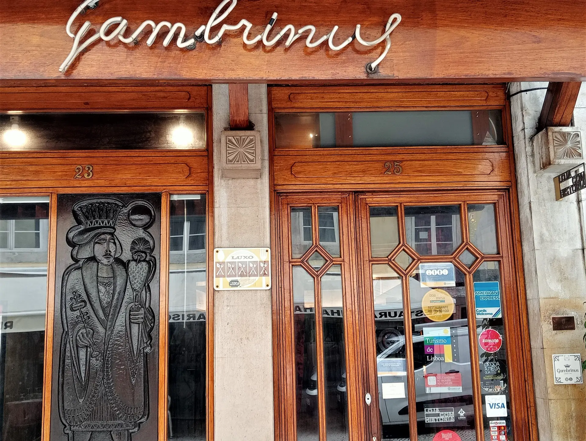 Fachada e entrada pela Rua das Portas de Santo Antão