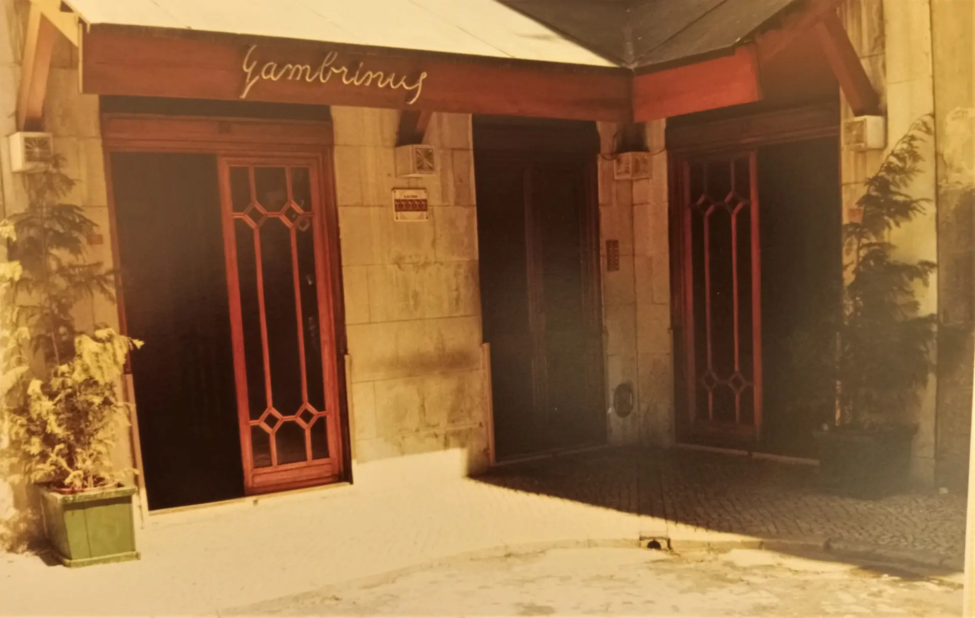 Fachada no Largo do Regedor, em 1986, ainda com passeio no chão