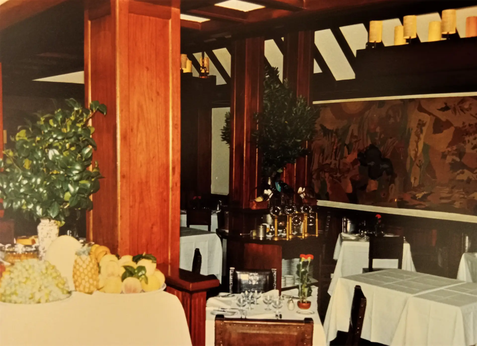 Foto antiga da Sala Grande, com a mesa recheada de frutas, que à época eram mais solicitadas que os doces