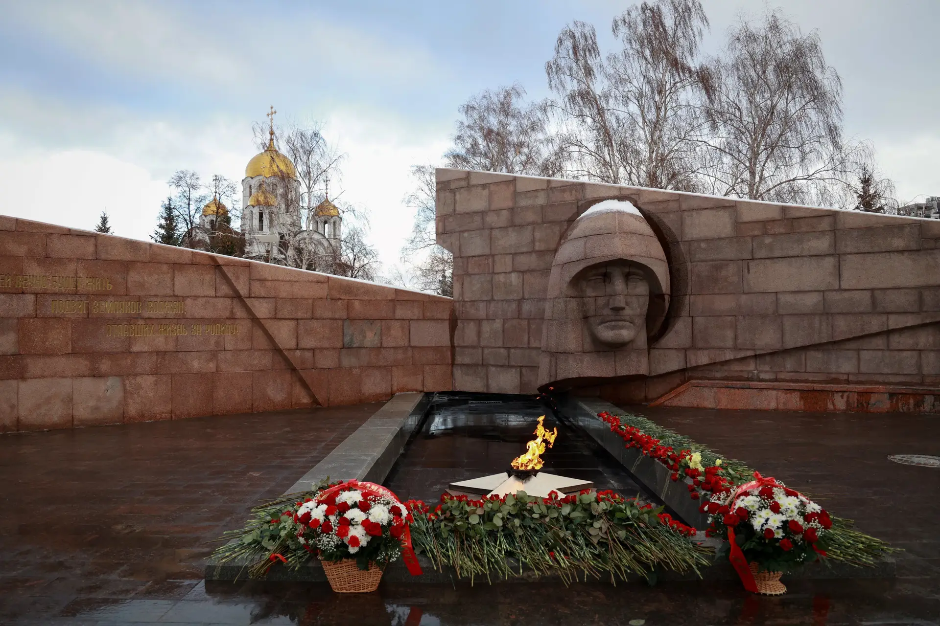Chama em homenagem aos 63 militares russos mortos num ataque ucraniano em Makiivka, cidade ocupada pela Rússia na província de Donetsk, no leste do país