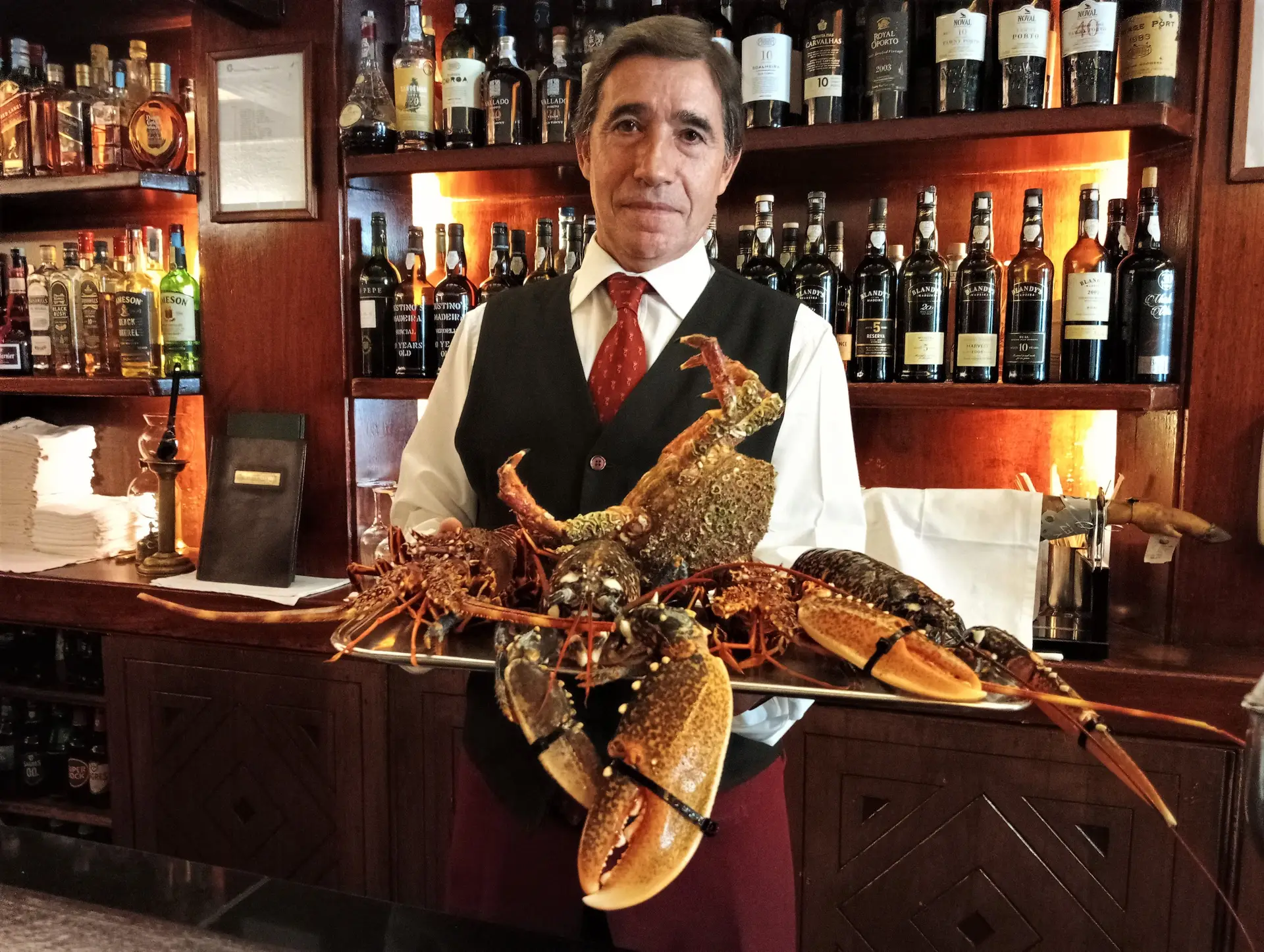 No Gambrinus desde 1980, Manuel Martins mostra a qualidade dos mariscos