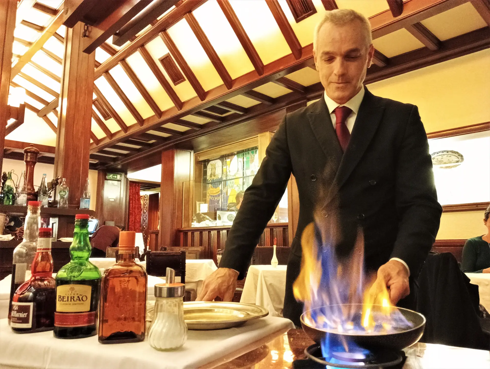 Paulo Pereira prepara um Crepe Suzette