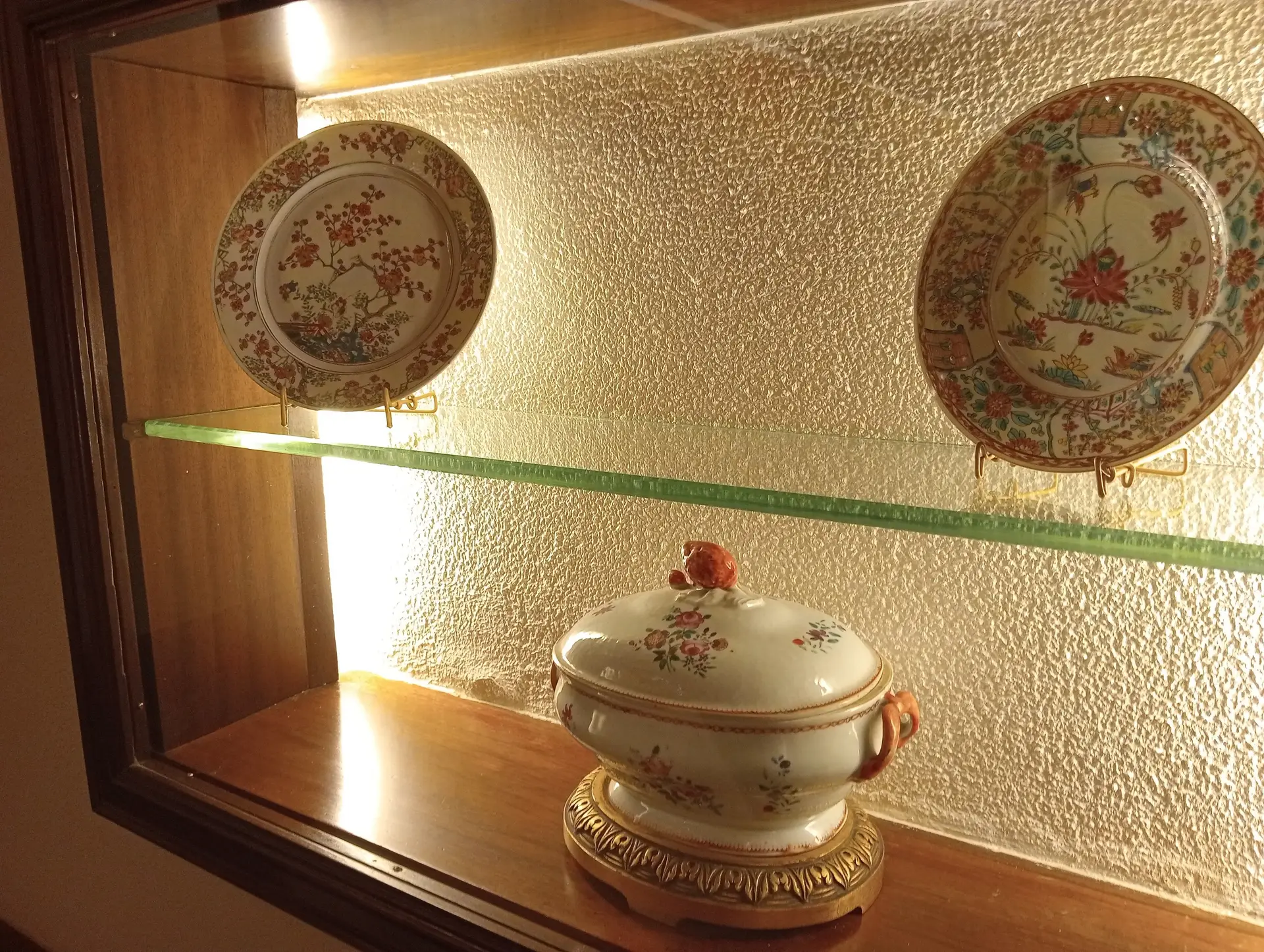 Peças de porcelana, entre as quais, se destacam as da Companhia das Índias