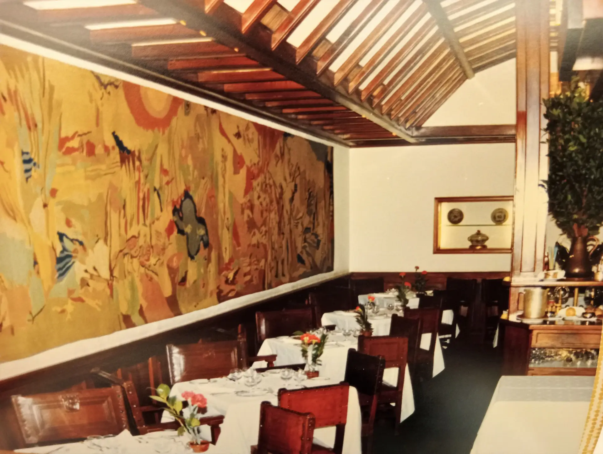 Sala Grande em 1986, cravos nas mesas e a tapeçaria emblemática na parede