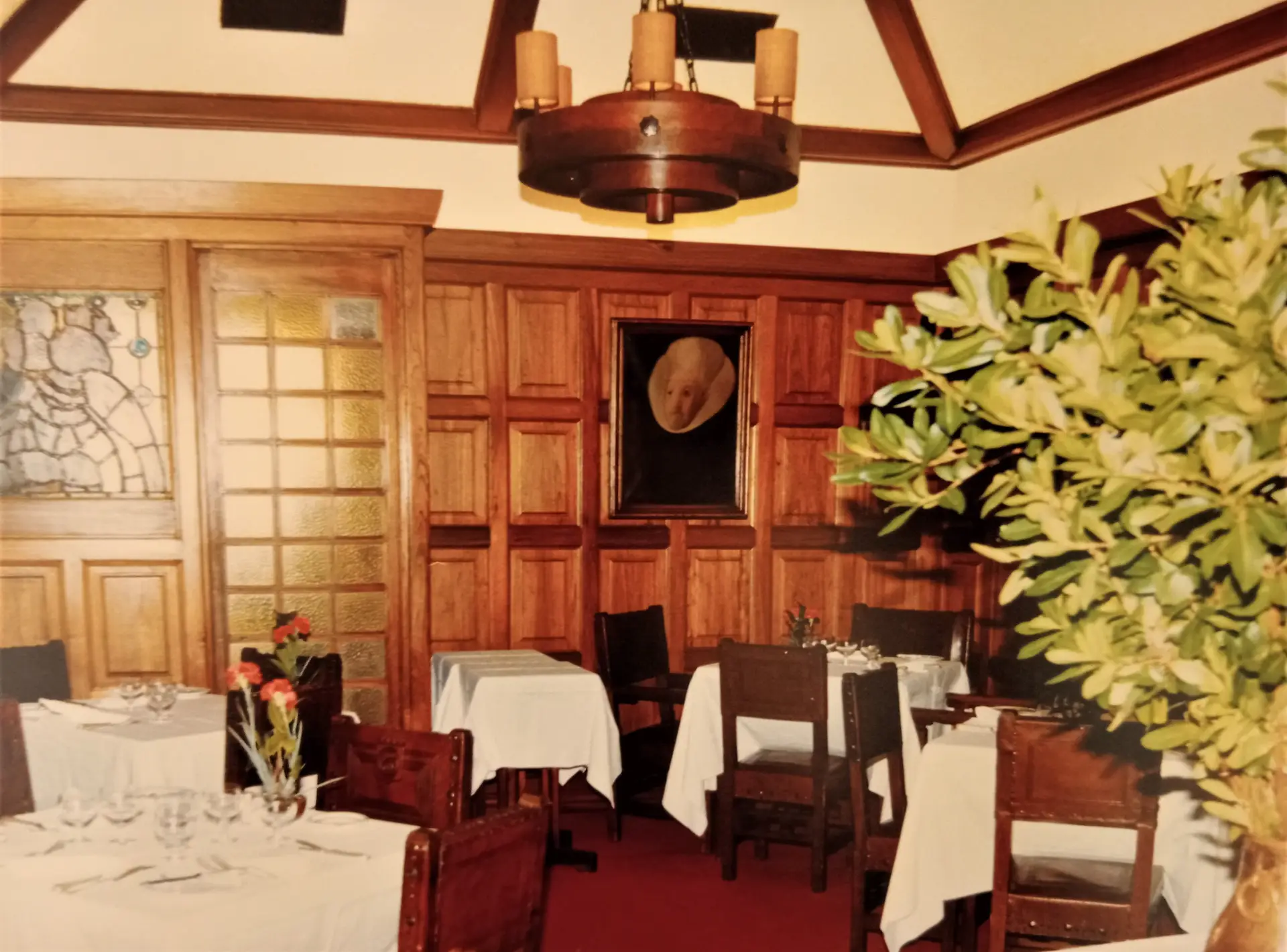 Sala Pequena em 1986, com cravos nas mesas, as flores que o arquiteto idealizou para o Gambrinus