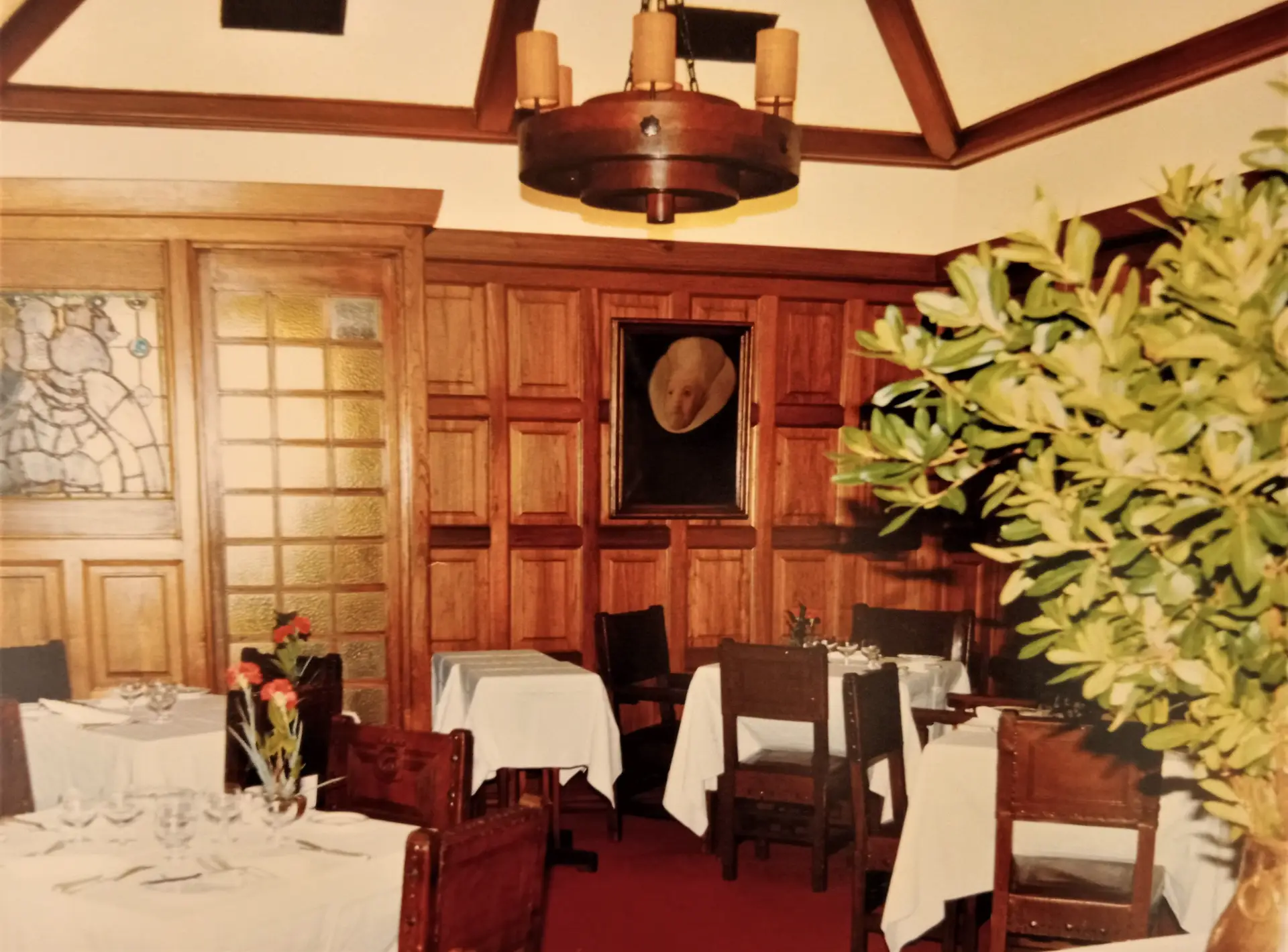 Sala Pequena em 1986, com cravos nas mesas, as flores que o arquiteto idealizou para o Gambrinus