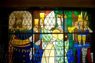 Vitrais com desenho de Sá Nogueira, alusivo ao Rei Gambrinus e à cerveja, são um dos atrativos da decoração