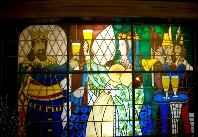 Vitrais com desenho de Sá Nogueira, alusivo ao Rei Gambrinus e à cerveja, são um dos atrativos da decoração