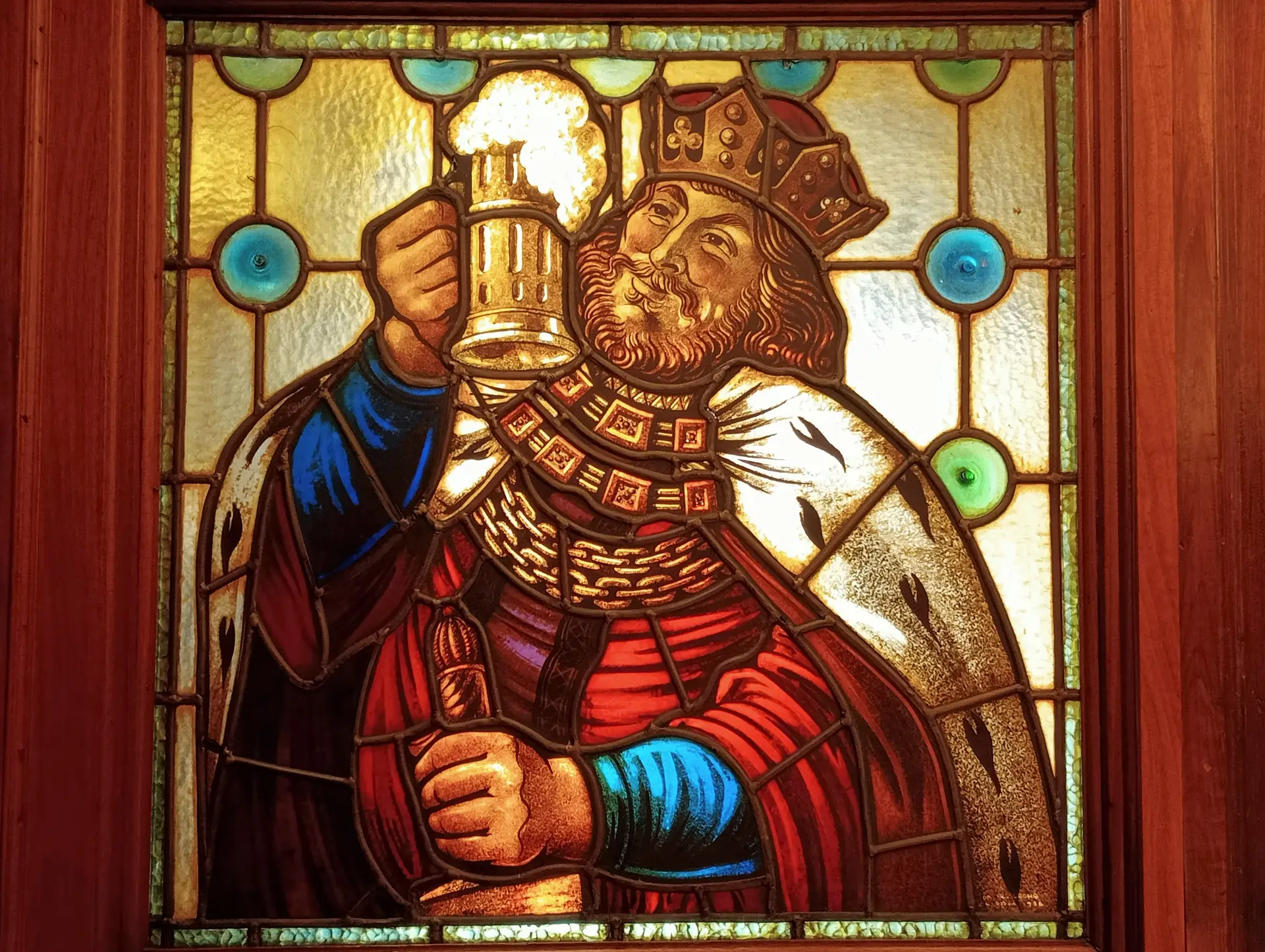 Vitral com o mítico rei Gambrinus, patrono dos cervejeiros