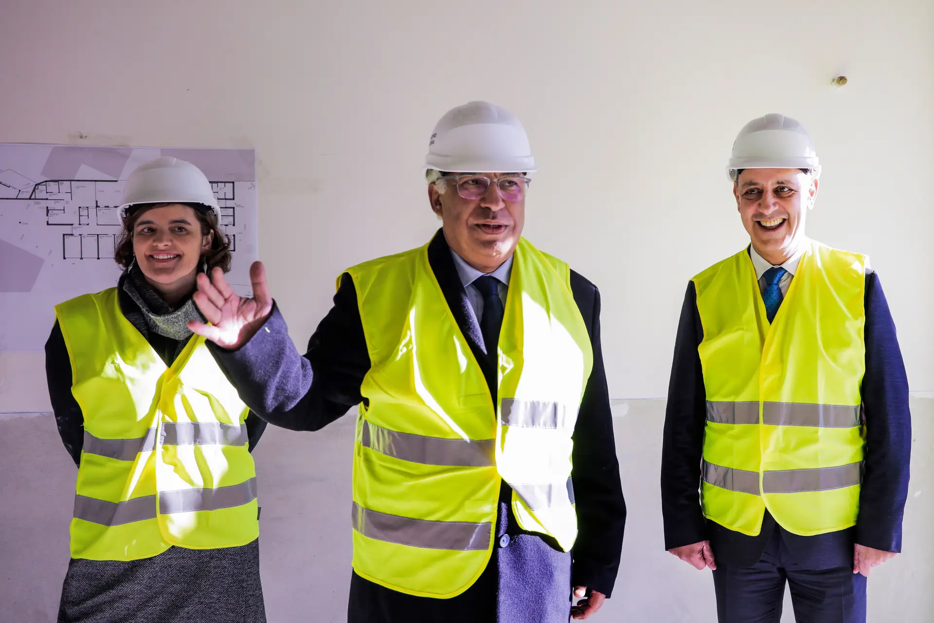 O primeiro-ministro António Costa, acompanhado pela ministra da Presidência, Mariana Vieira da Silva e pelo ministro da Saúde, Manuel Pizarro, em visita às obras do centro de Saúde de Amor, no distrito de Leiria, a 4 de janeiro