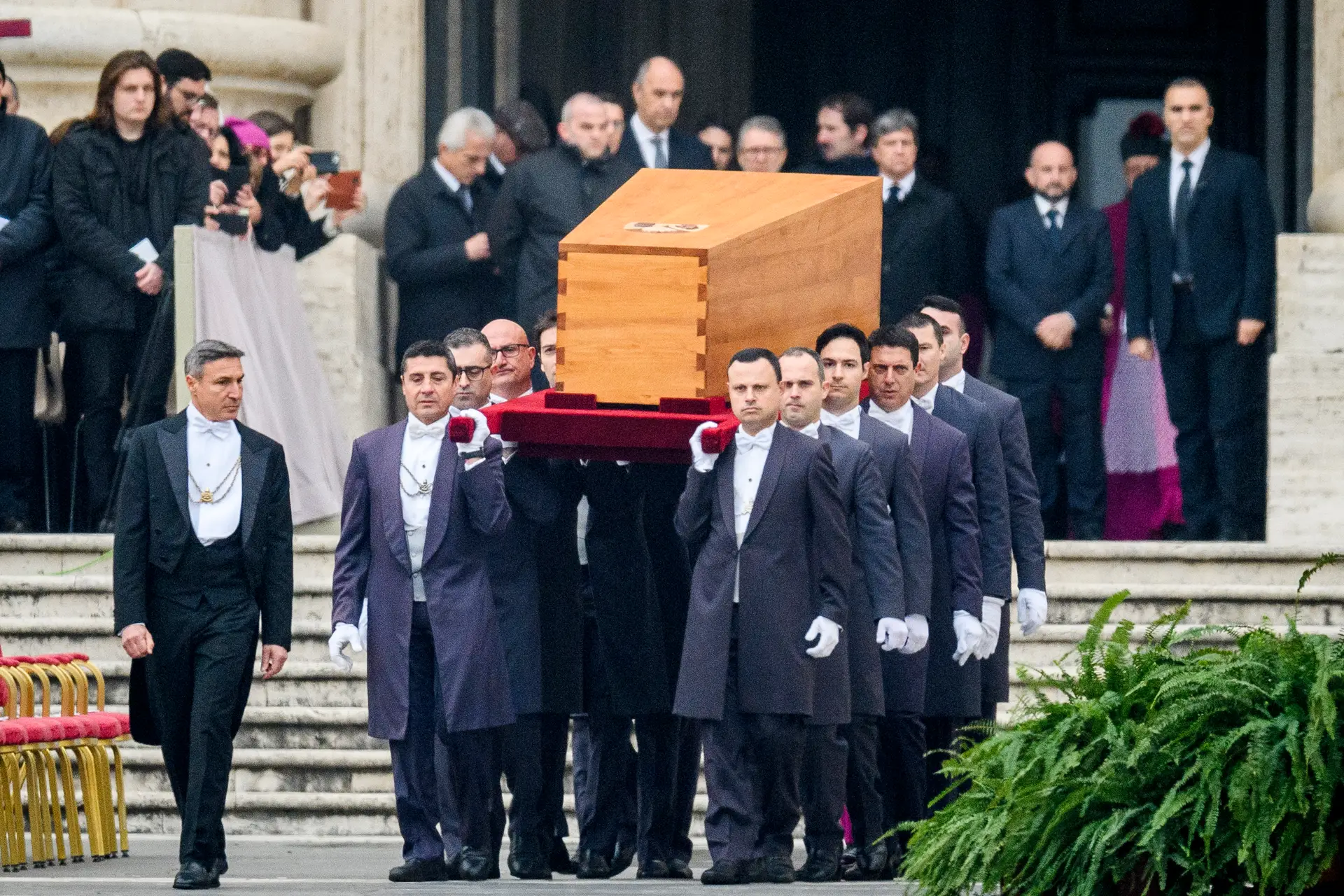 O caixão de cipestre foi carregado por 12 indivíduos, no início da missa do funeral que decorreu na Praça de São Pedro. O momento contou com aplausos do público.