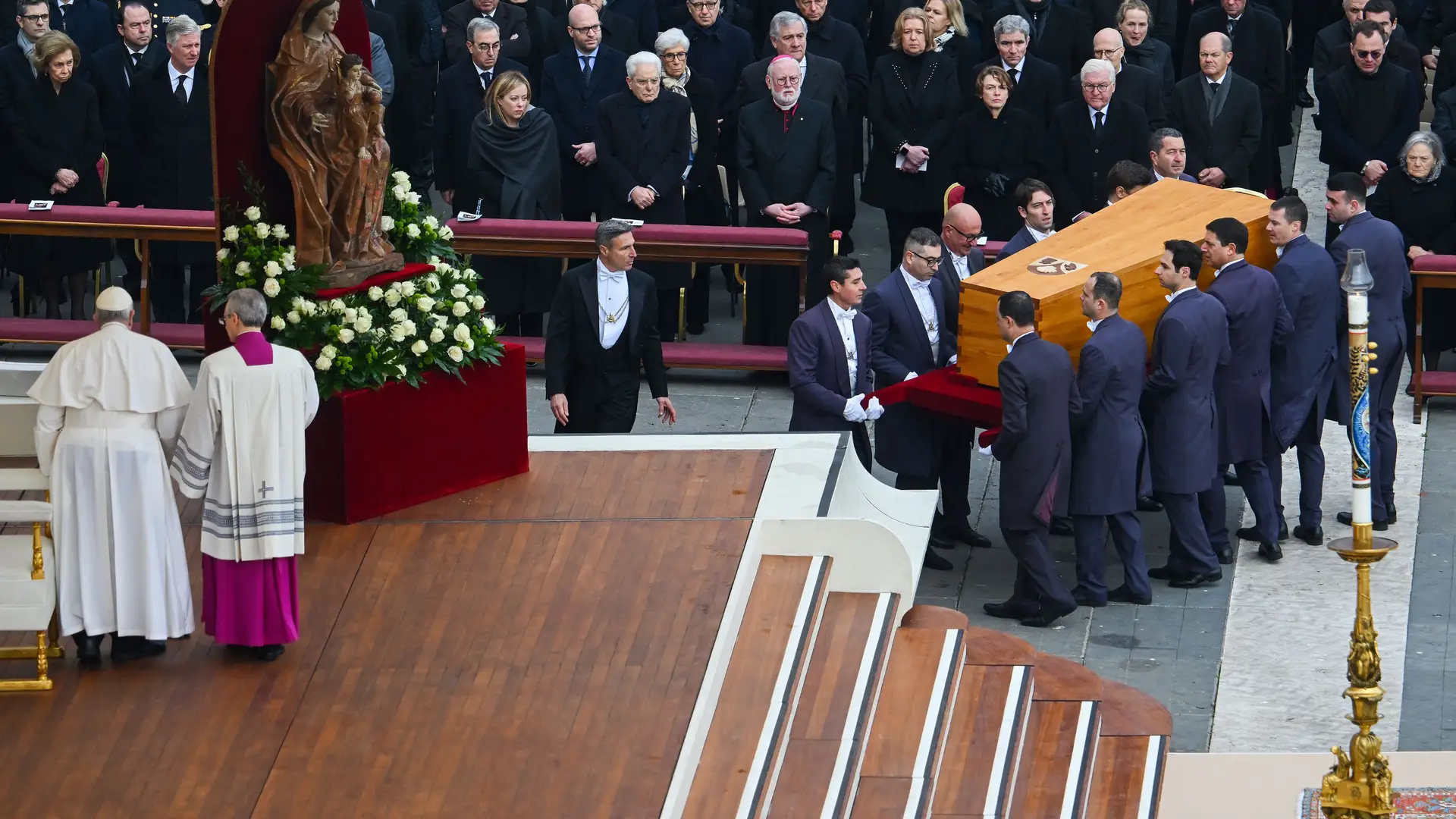 A missa fúnebre foi presidida pelo Papa Francisco, numa cerimónia inédita em mais de dois mil anos da Igreja Católica.