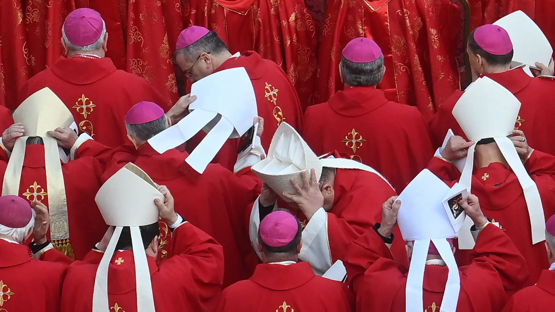 A missa foi celebrada em conjunto com 120 cardeais e cerca de 400 bispos.