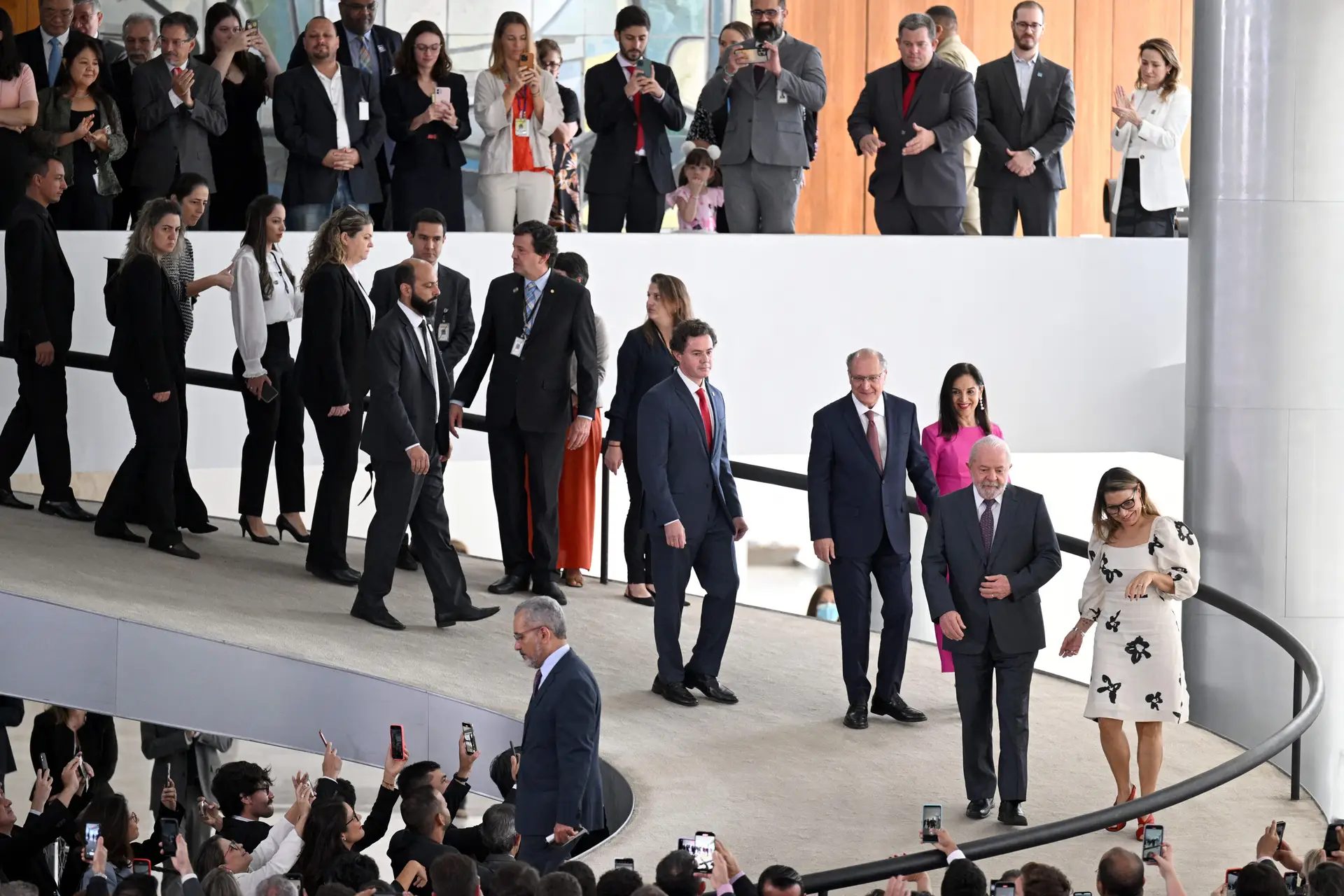 Lula da Silva e a mulher, Rosângela, com o vice-presidente Geraldo Alckmin e a sua mulher, Maria Lúcia, com outros membros da equipa presidencial na tomada de posse 