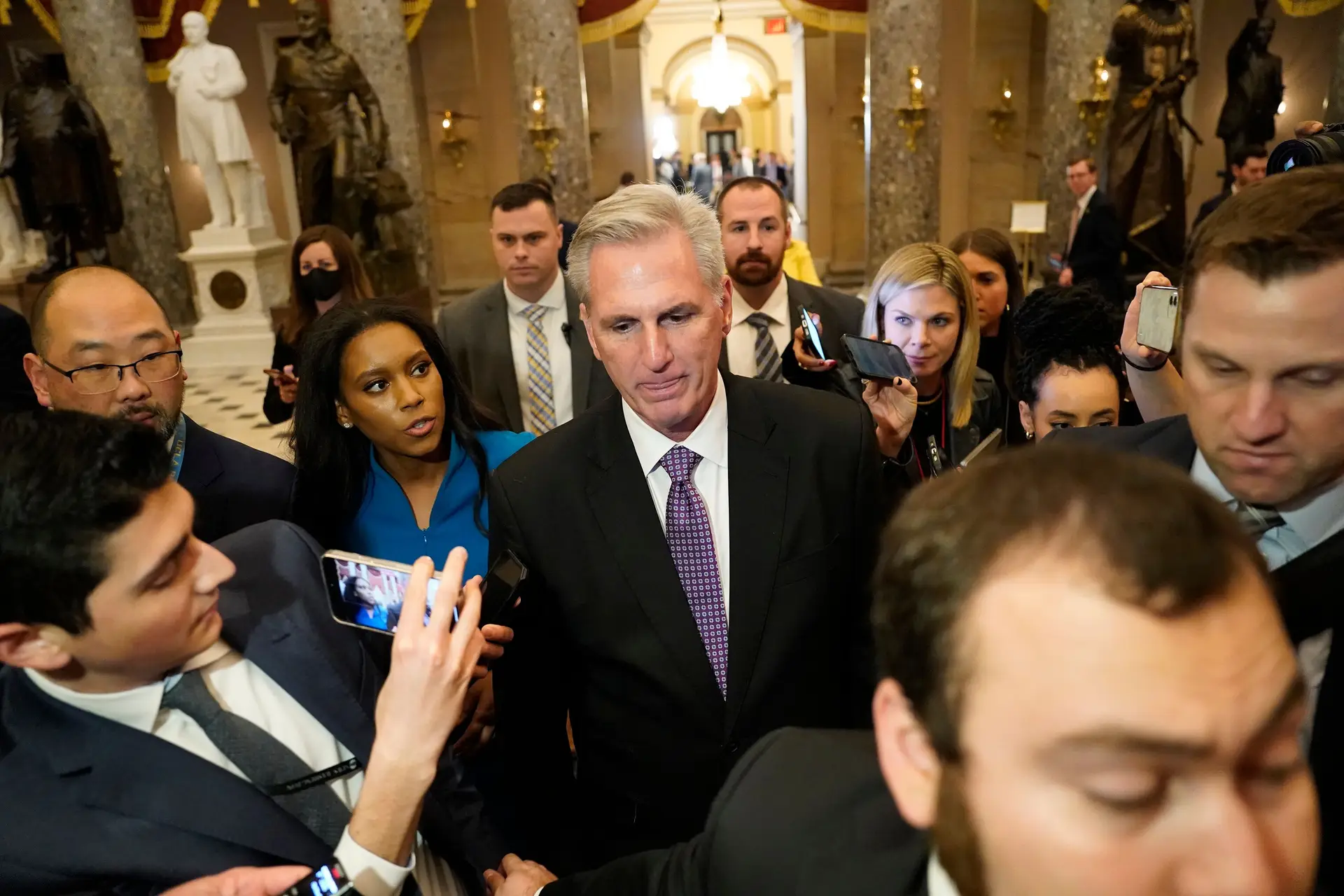 O republicano Kevin McCarthy (ao centro)