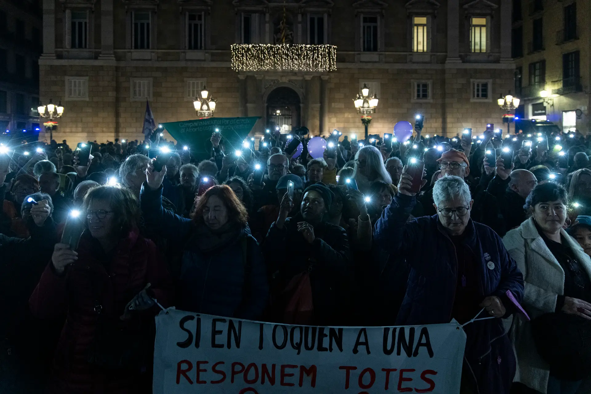 “Se tocam numa, respondemos todas”, lê-se na tarja exibida pelos manifestantes, em Barcelona, contra a violência de género, a 2 de janeiro de 2023 