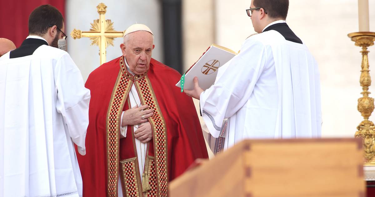 Sem o Papa emérito, Francisco ganha liberdade e um ou outro problema