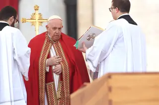 Sem o Papa emérito, Francisco ganha liberdade e um ou outro problema