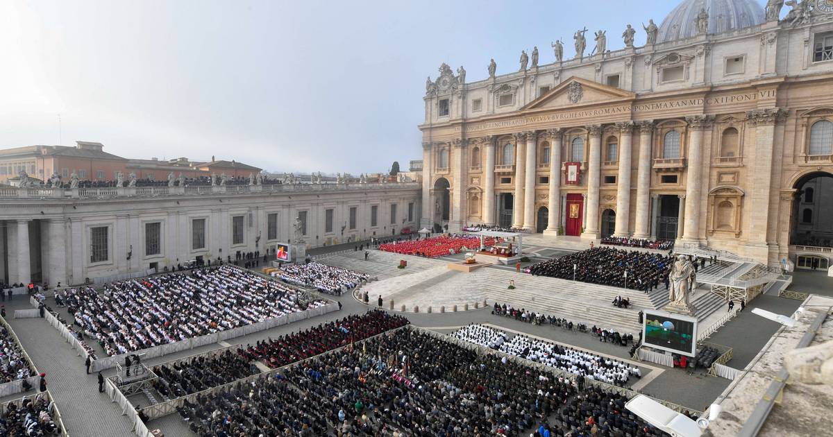 Bento XVI: cerca de 50 mil pessoas assistiram ao funeral do Papa emérito