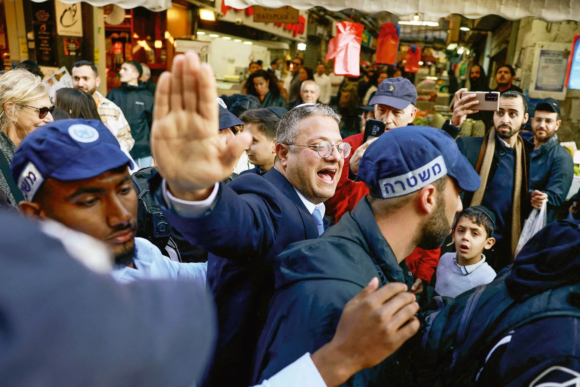 Com segurança apertada, Itamar Ben-Gvir visita um mercado de Jerusalém