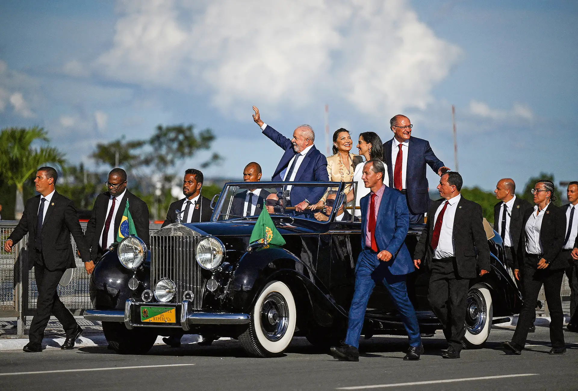 Lula saúda apoiantes ao chegar ao Palácio do Planalto após ter tomado posse pela terceira vez como Presidente do Brasil