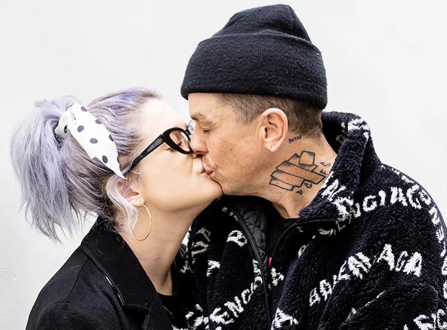 Kelly Osbourne e Sid Wilson, dos Slipknot, partilham primeira fotografia do filho: vestido de morcego, em homenagem ao avô Ozzy Osbourne