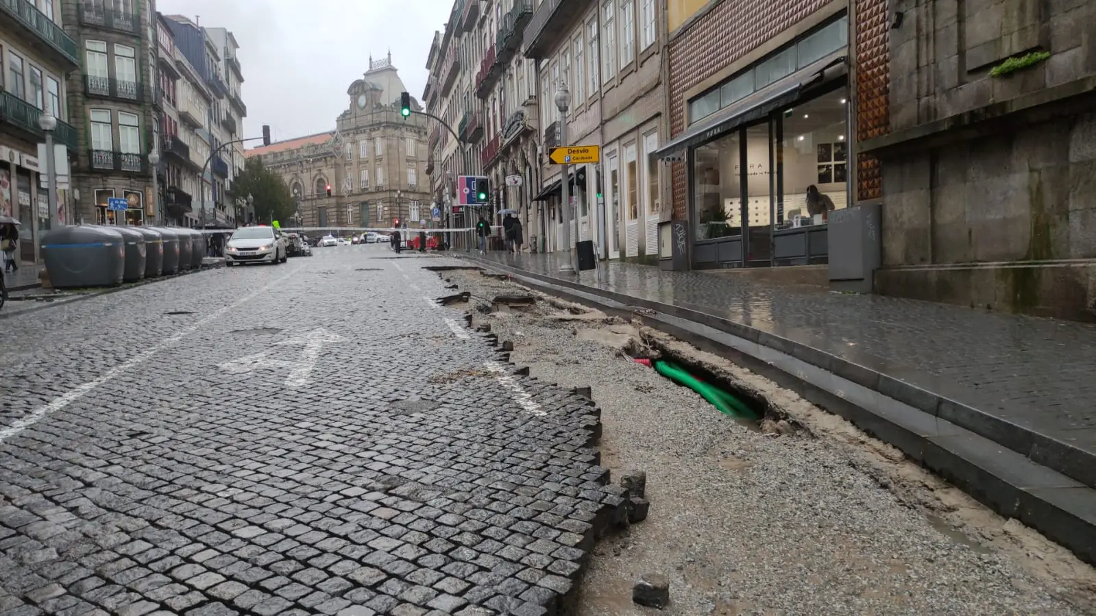 Rua Mouzinho da Silveira, no Porto, por onde passa o rio da Vila