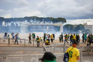 "O Brasil é nosso. A polícia não conseguiu conter o povo". O caos e a violência de uma multidão de bolsonaristas (vídeo)