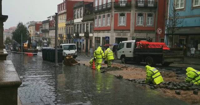 Trabalhos de limpeza e remoção de danos na baixa do Porto após as cheias