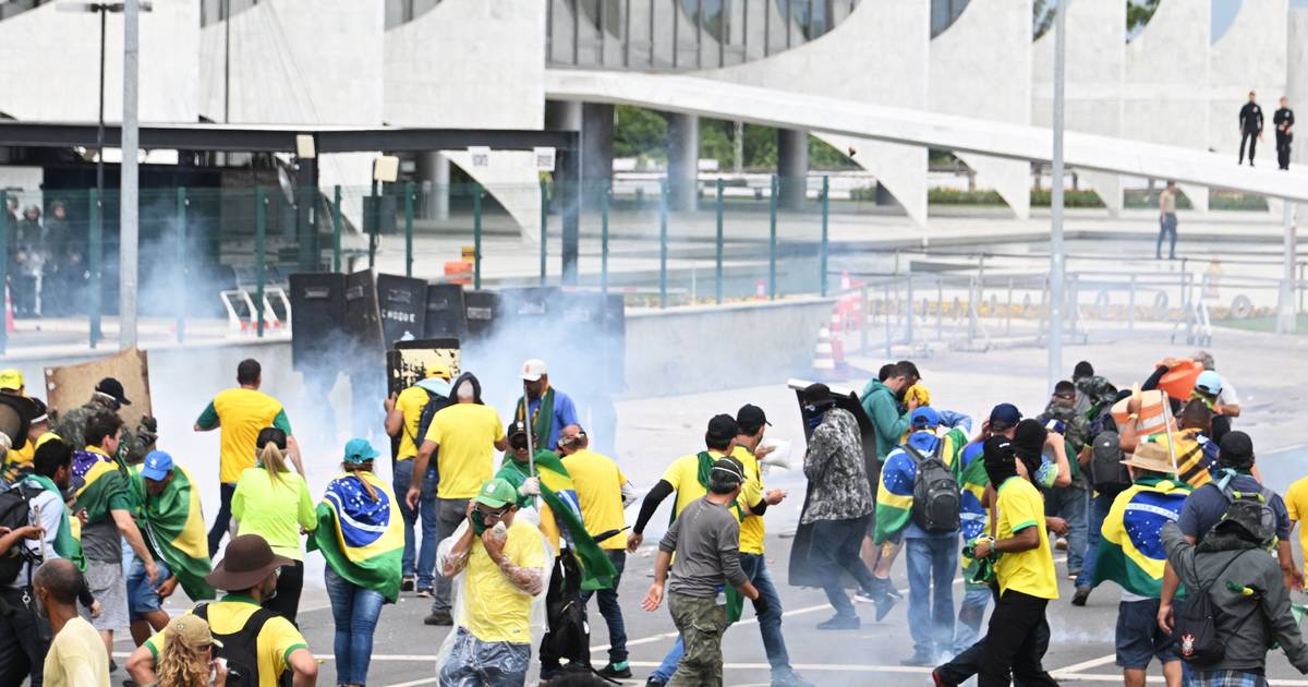 Em direto: Bolsonaristas invadem Congresso brasileiro