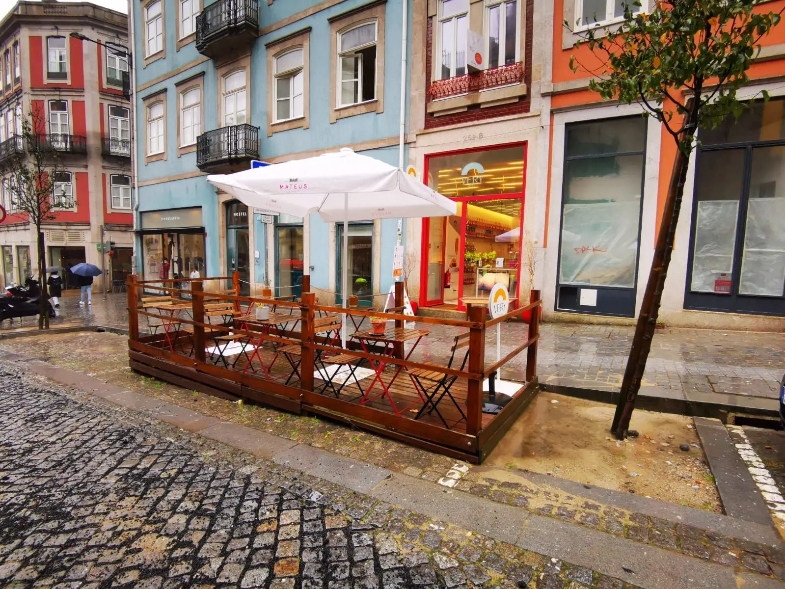 Cheias do Porto: Já há de novo esplanadas em Mouzinho da Silveira e "pior já passou", garantem meteorologistas