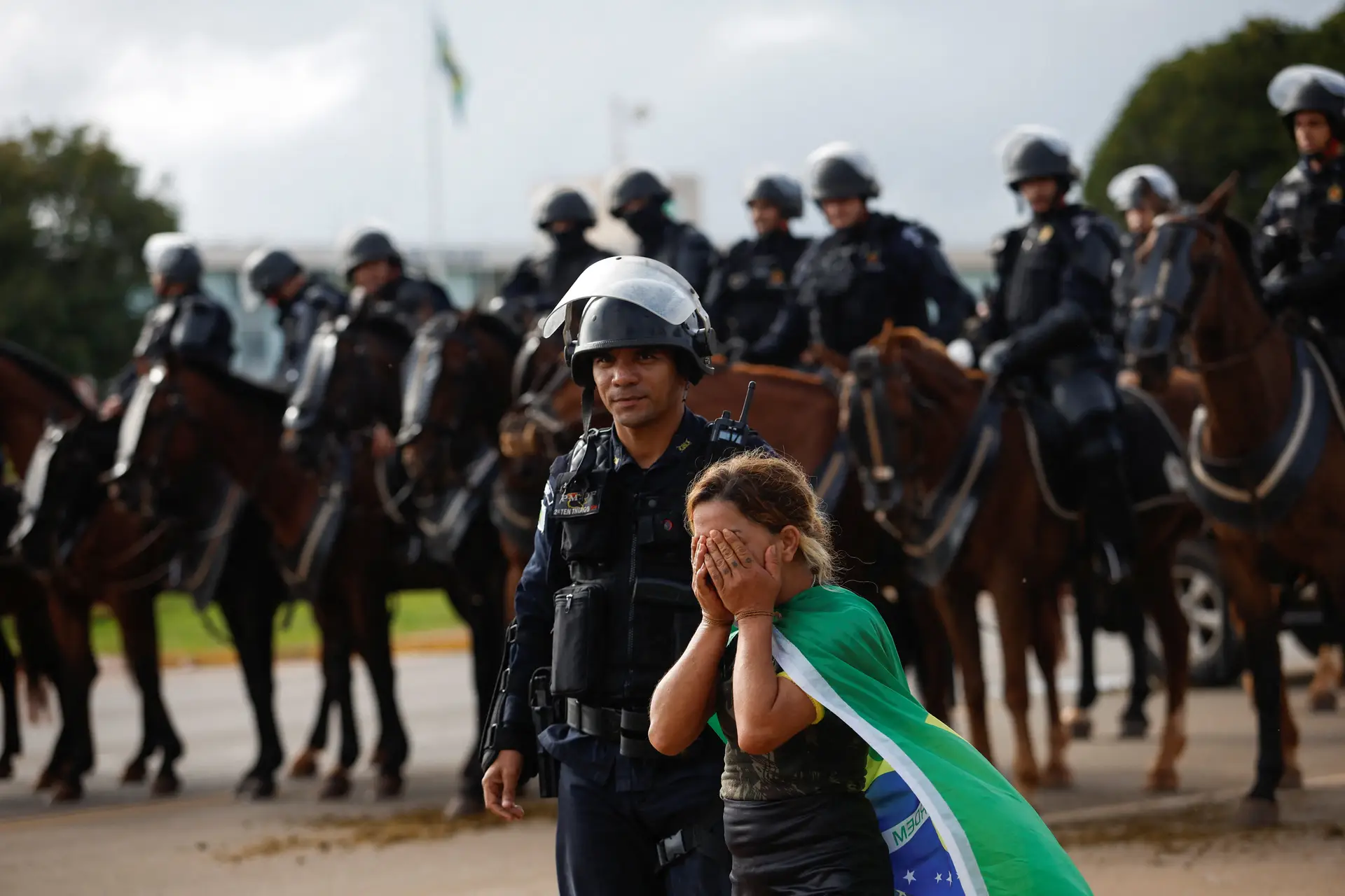 Bolsonaro hospitalizado nos EUA, apoiantes do ex-Presidente retirados de acampamento em Brasília
