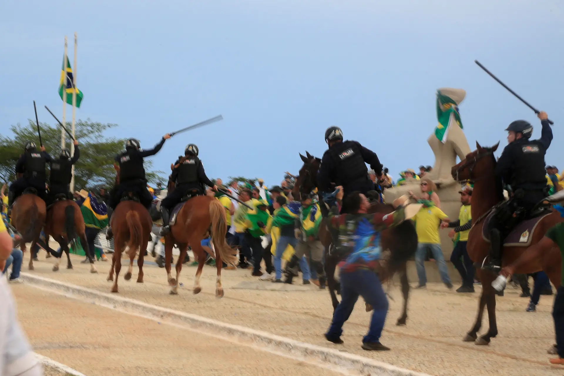 DETENÇÕES. Pelo menos 300 pessoas foram levadas pelas forças de segurança, durante a agitação em Brasília
