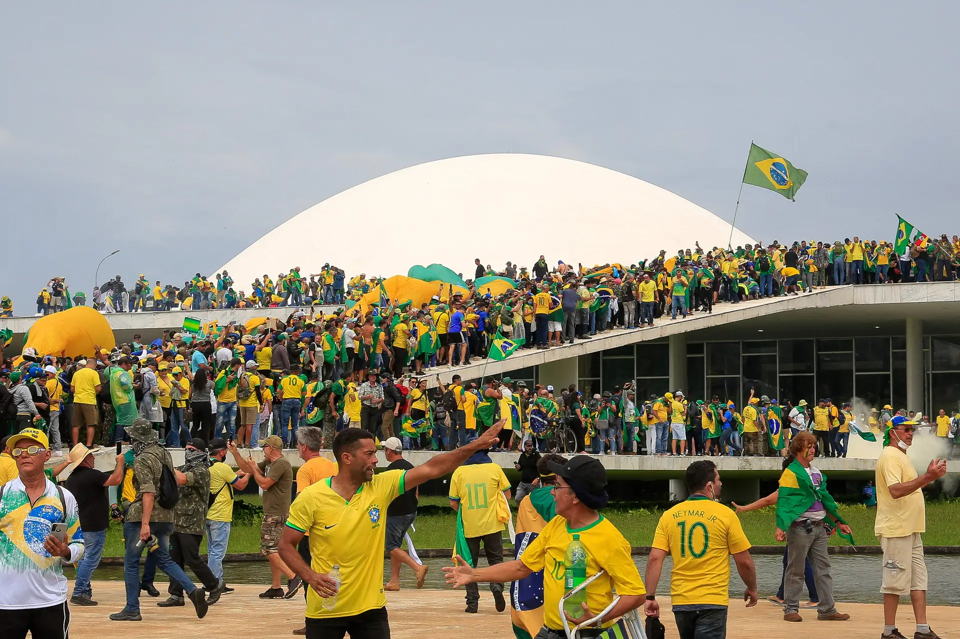 CONGRESSO. A casa dos eleitos do povo, em Brasília, tomada por milhares de apoiantes do ex-Presidente Jair Bolsonaro
