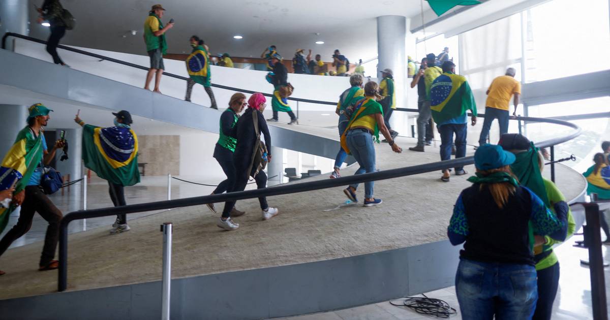 Brasil: Supremo autoriza investigação a  Bolsonaro por ataques em Brasília