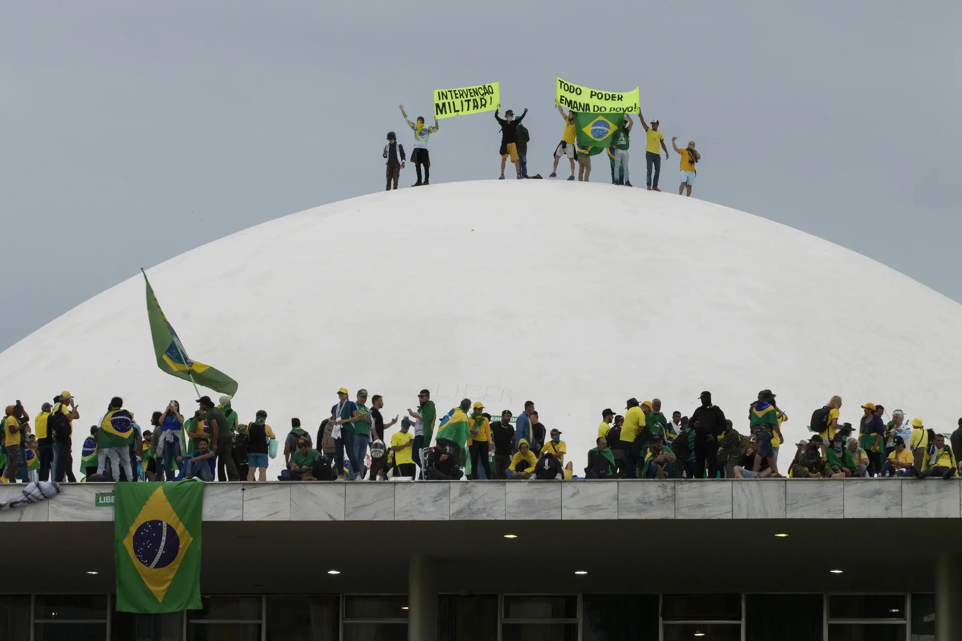 EXIGÊNCIA. Na cúpula do edifício do Congresso, pede-se uma “intervenção militar” para arredar Lula do poder