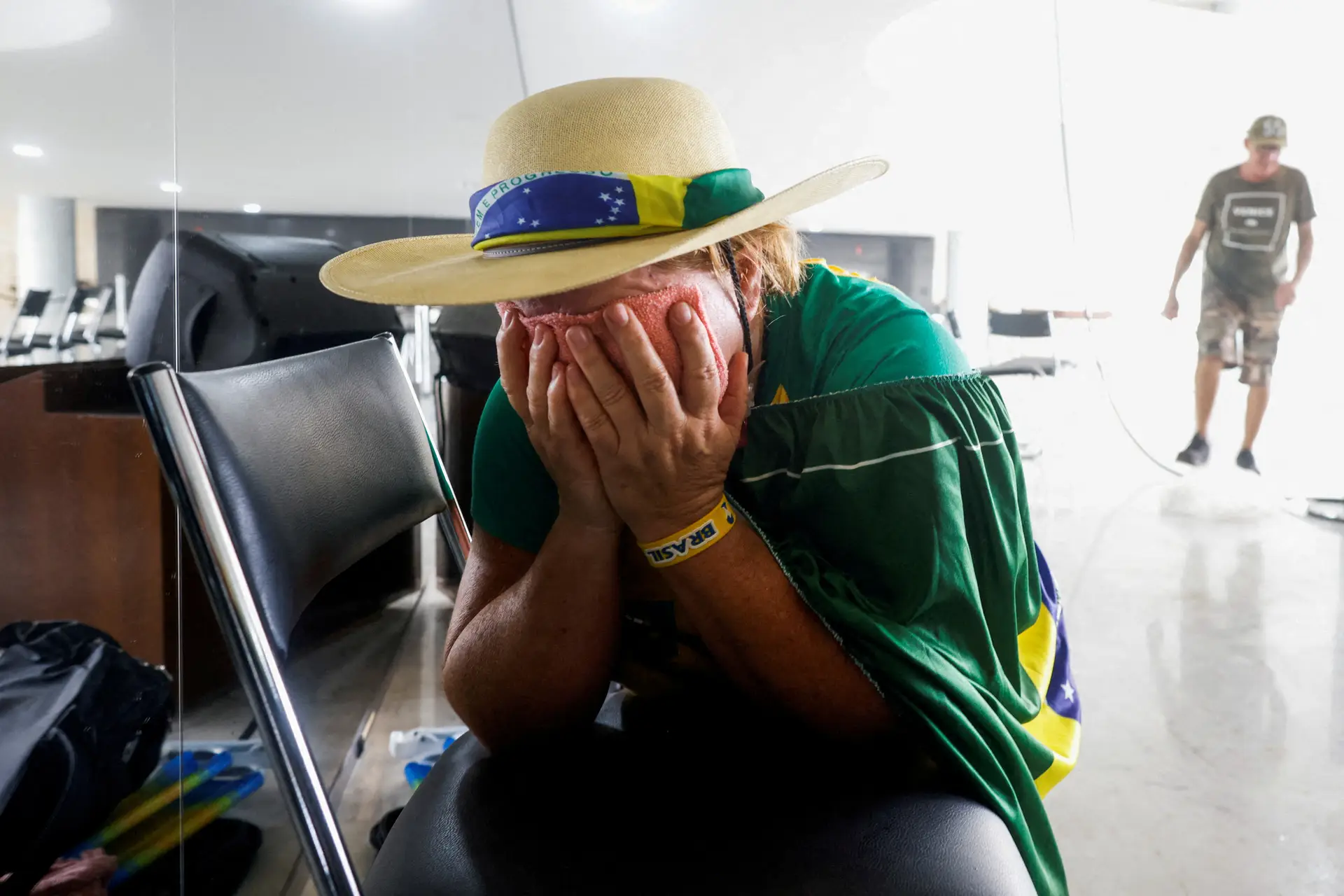 DESESPERO. Uma pausa para enxugar as lágrimas por parte de alguém que não se conforma com Lula na presidência
