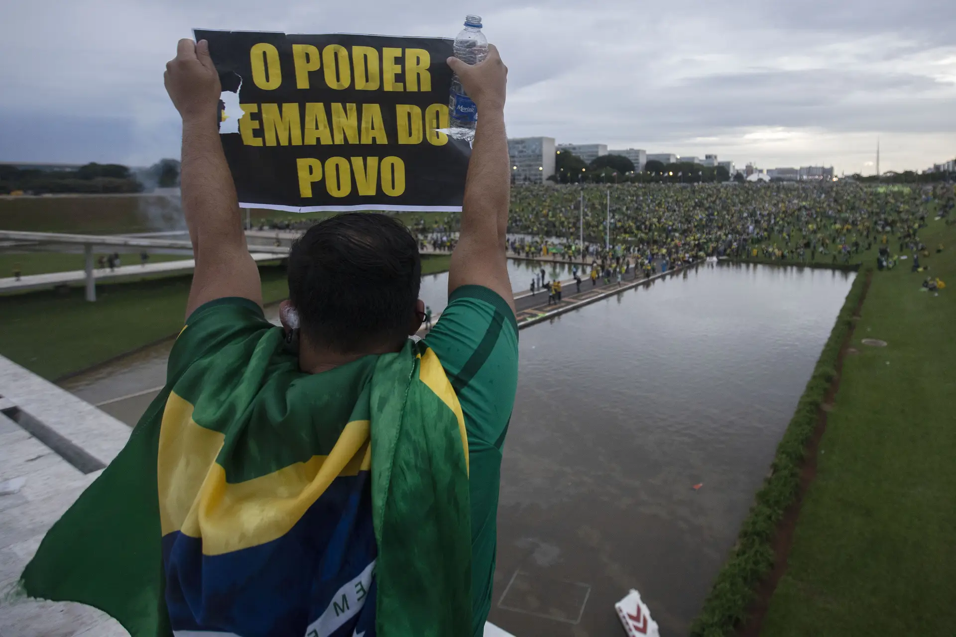 MENSAGEM. “O poder emana do povo” e parte do povo não aceita a decisão tomada nas urnas pela outra parte: a eleição de Lula