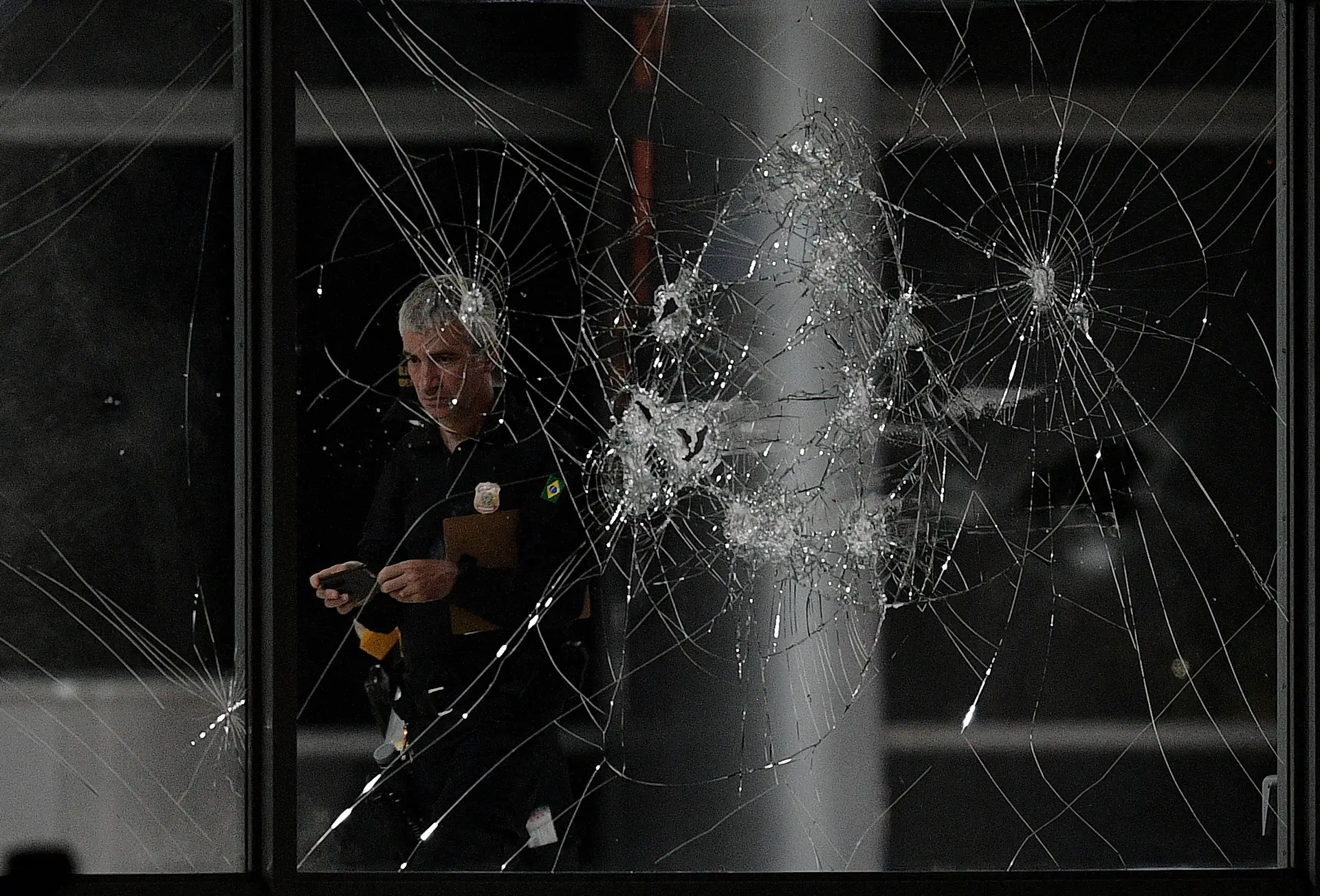 FÚRIA. Este vidro, no exterior do Palácio do Planalto, testemunha toda a revolta de saudosistas de Bolsonaro