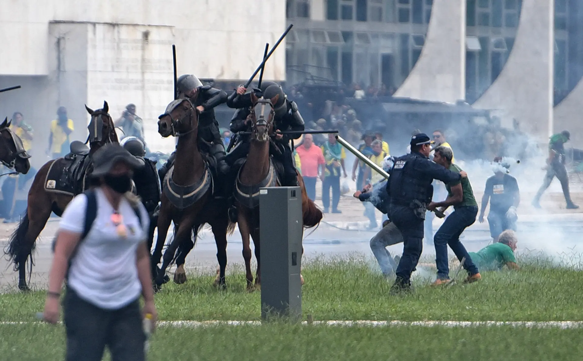 CONFRONTOS. Elementos da cavalaria da Polícia Militar recorrem à força para dispersar participantes na invasão ao Planalto