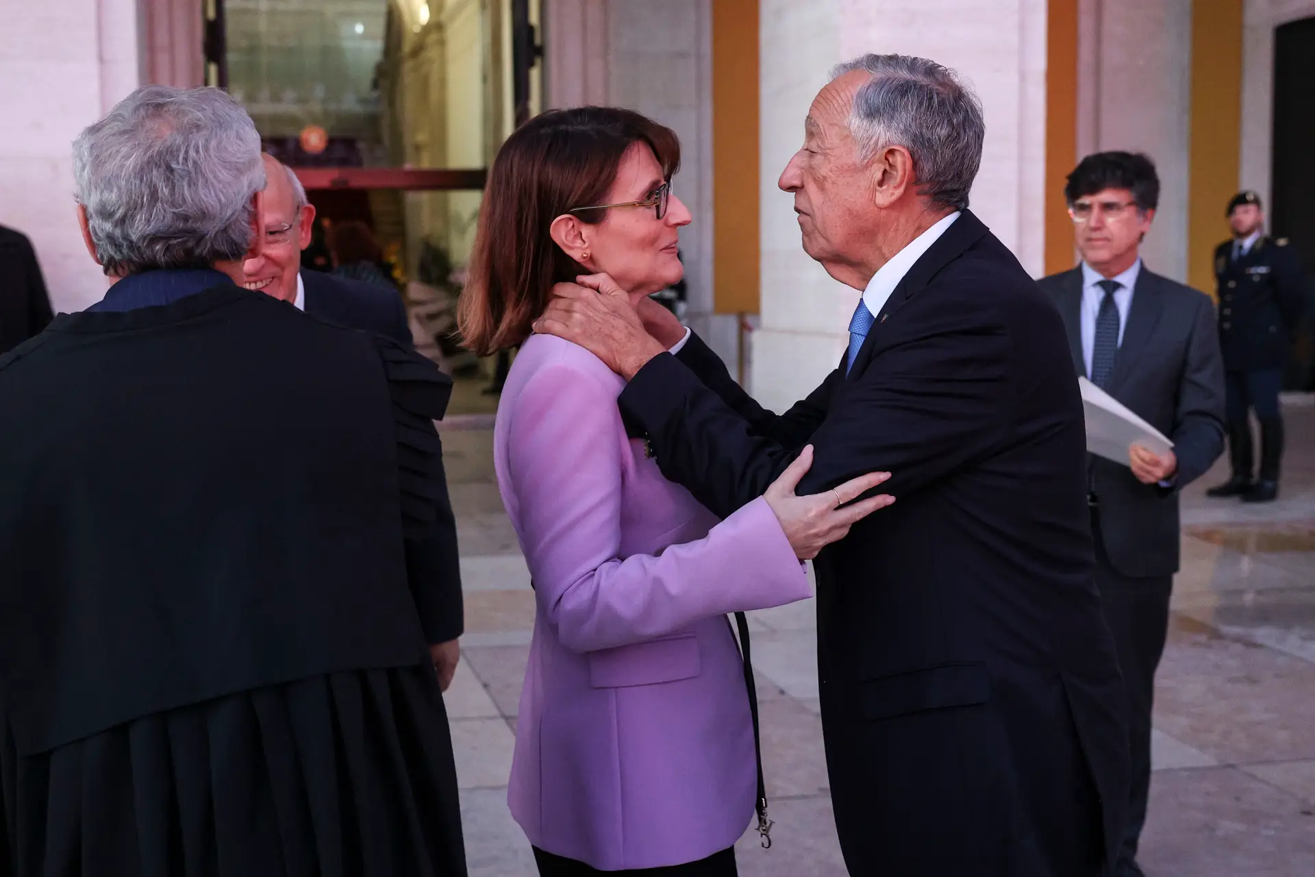 O presidente da República, Marcelo Rebelo de Sousa, despede-se da  ministra da Justiça, Catarina Sarmento e Castro após a cerimónia de abertura do ano judicial